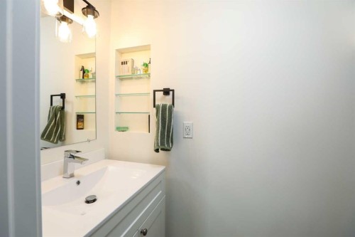 605 50 Avenue, Coalhurst, AB - Indoor Photo Showing Bathroom
