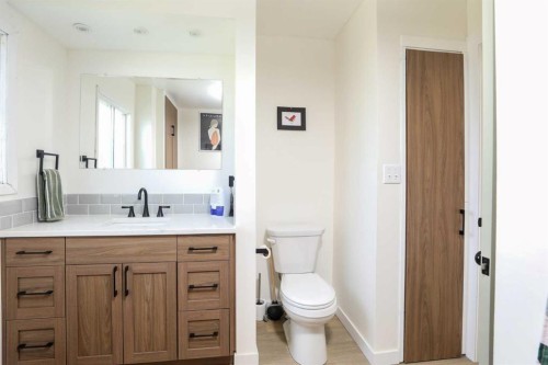 605 50 Avenue, Coalhurst, AB - Indoor Photo Showing Bathroom