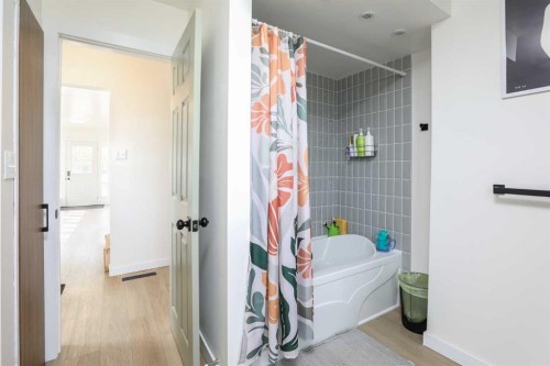 605 50 Avenue, Coalhurst, AB - Indoor Photo Showing Bathroom