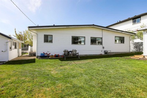 605 50 Avenue, Coalhurst, AB - Outdoor With Exterior