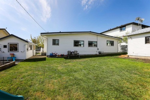 605 50 Avenue, Coalhurst, AB - Outdoor With Exterior
