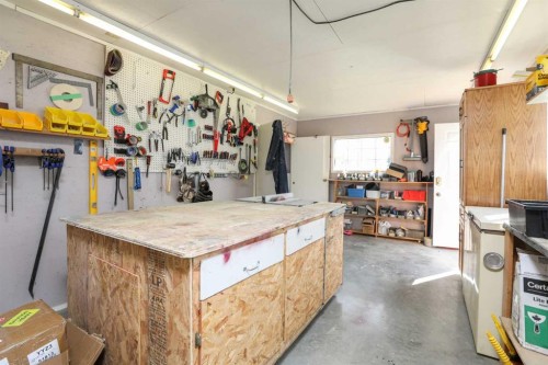 605 50 Avenue, Coalhurst, AB - Indoor