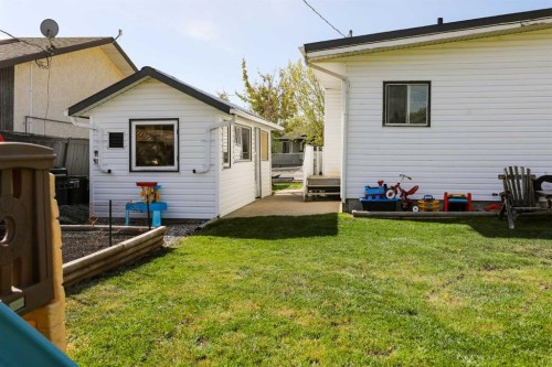 605 50 Avenue, Coalhurst, AB - Outdoor With Exterior