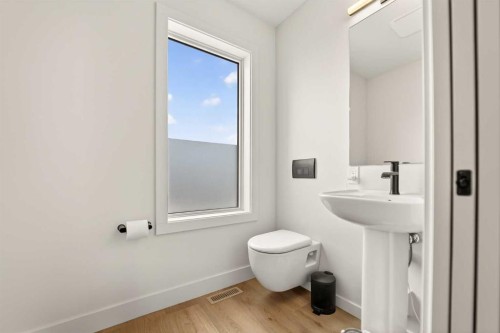 1048 Coalbrook Gate West, Lethbridge, AB - Indoor Photo Showing Bathroom