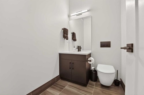1048 Coalbrook Gate West, Lethbridge, AB - Indoor Photo Showing Bathroom