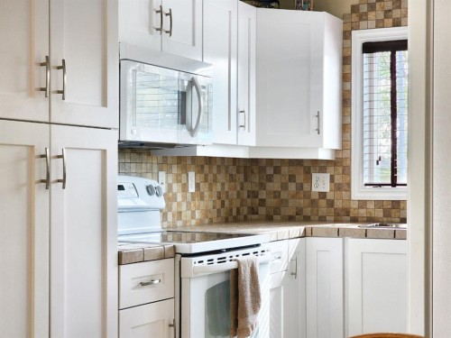 18 Willow Road, Claresholm, AB - Indoor Photo Showing Kitchen