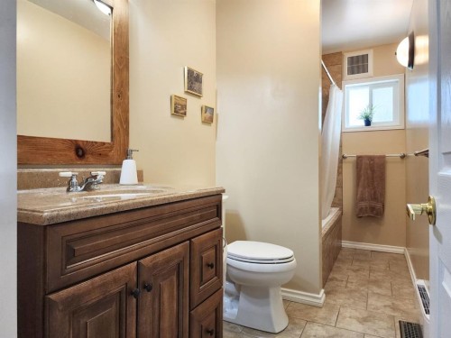 18 Willow Road, Claresholm, AB - Indoor Photo Showing Bathroom