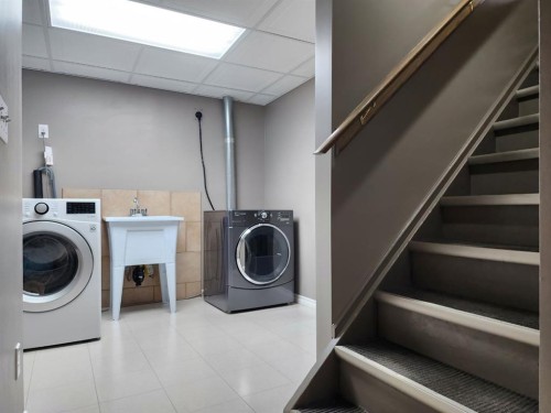 18 Willow Road, Claresholm, AB - Indoor Photo Showing Laundry Room