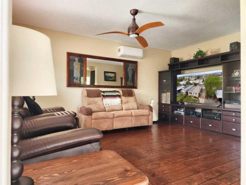 18 Willow Road, Claresholm, AB - Indoor Photo Showing Living Room