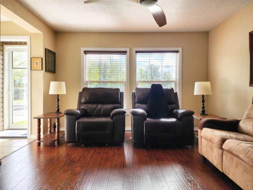 18 Willow Road, Claresholm, AB - Indoor Photo Showing Living Room