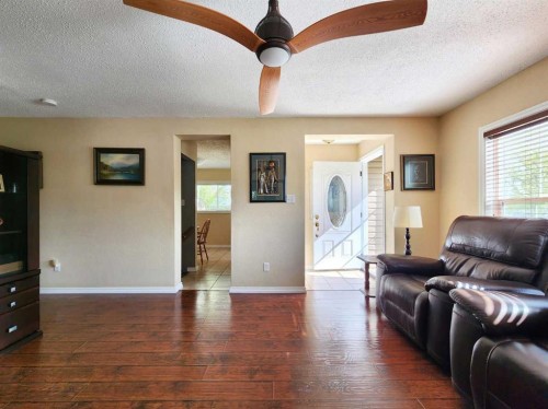 18 Willow Road, Claresholm, AB - Indoor Photo Showing Living Room