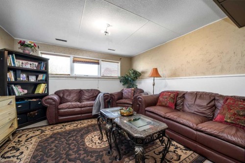 4734 60 Avenue, Taber, AB - Indoor Photo Showing Living Room