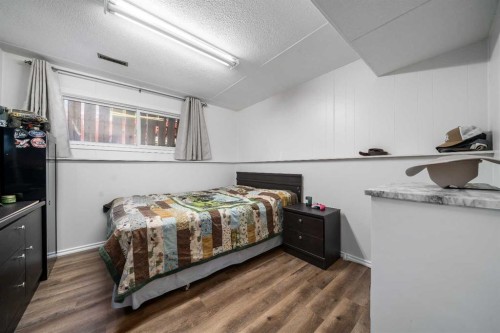 4734 60 Avenue, Taber, AB - Indoor Photo Showing Bedroom