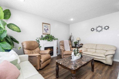 4734 60 Avenue, Taber, AB - Indoor Photo Showing Living Room