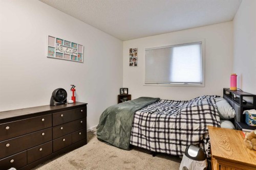 65 Princeton Crescent West, Lethbridge, AB - Indoor Photo Showing Bedroom