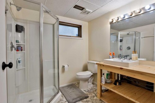 65 Princeton Crescent West, Lethbridge, AB - Indoor Photo Showing Bathroom
