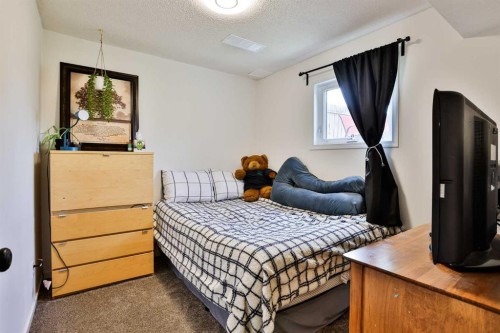 65 Princeton Crescent West, Lethbridge, AB - Indoor Photo Showing Bedroom