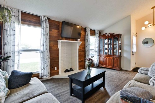 65 Princeton Crescent West, Lethbridge, AB - Indoor Photo Showing Living Room