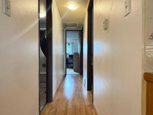 42 Selkirk Road West, Lethbridge, AB - Indoor Photo Showing Other Room