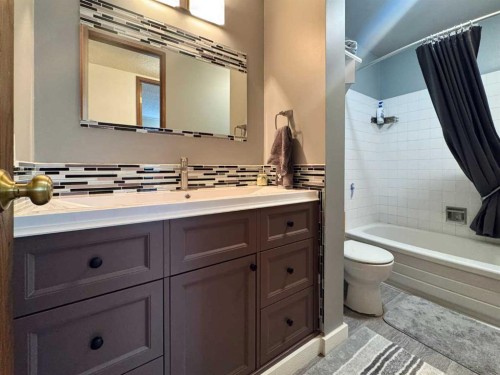 42 Selkirk Road West, Lethbridge, AB - Indoor Photo Showing Bathroom