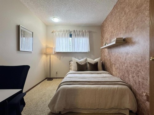 42 Selkirk Road West, Lethbridge, AB - Indoor Photo Showing Bedroom