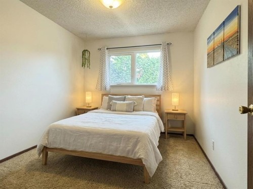 42 Selkirk Road West, Lethbridge, AB - Indoor Photo Showing Bedroom