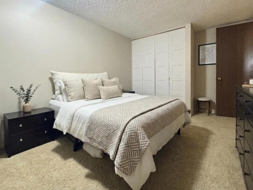 42 Selkirk Road West, Lethbridge, AB - Indoor Photo Showing Bedroom