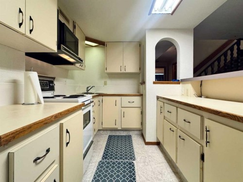 42 Selkirk Road West, Lethbridge, AB - Indoor Photo Showing Kitchen