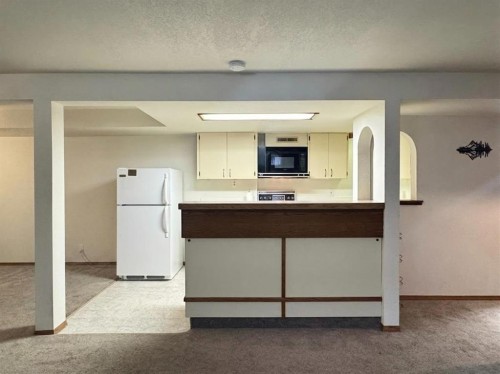 42 Selkirk Road West, Lethbridge, AB - Indoor Photo Showing Kitchen