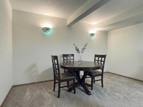 42 Selkirk Road West, Lethbridge, AB - Indoor Photo Showing Dining Room