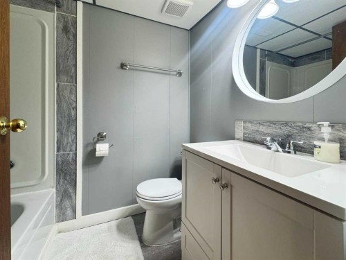 42 Selkirk Road West, Lethbridge, AB - Indoor Photo Showing Bathroom