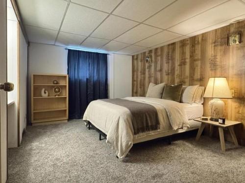 42 Selkirk Road West, Lethbridge, AB - Indoor Photo Showing Bedroom