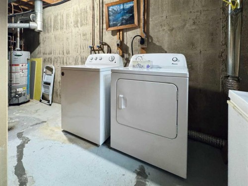 42 Selkirk Road West, Lethbridge, AB - Indoor Photo Showing Laundry Room