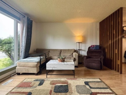 42 Selkirk Road West, Lethbridge, AB - Indoor Photo Showing Other Room