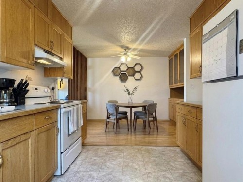 42 Selkirk Road West, Lethbridge, AB - Indoor Photo Showing Kitchen
