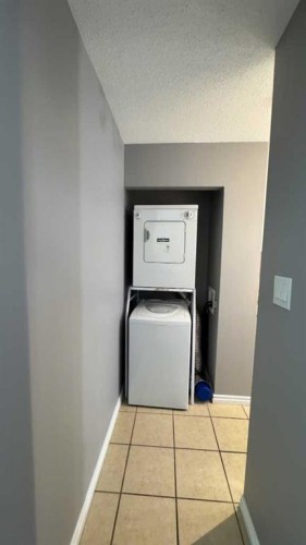 617-5 Berkeley Place West, Lethbridge, AB - Indoor Photo Showing Laundry Room