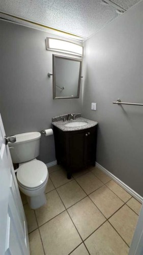 617-5 Berkeley Place West, Lethbridge, AB - Indoor Photo Showing Bathroom