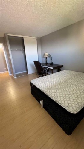 617-5 Berkeley Place West, Lethbridge, AB - Indoor Photo Showing Bedroom