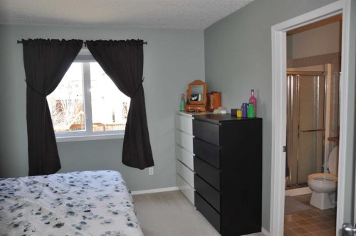 47 Riverbrook Close West, Lethbridge, AB - Indoor Photo Showing Bedroom