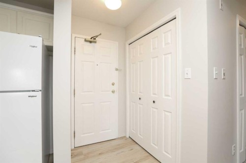 112-620 Columbia Boulevard West, Lethbridge, AB - Indoor Photo Showing Other Room