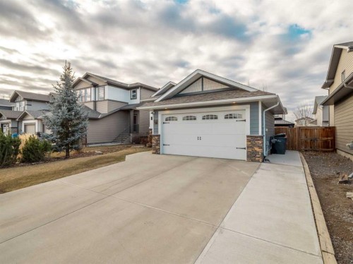 453 Westgate Crescent, Coaldale, AB - Outdoor