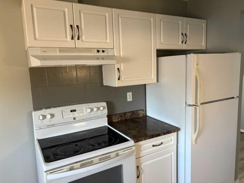 7-1739 St Edward Boulevard North, Lethbridge, AB - Indoor Photo Showing Kitchen