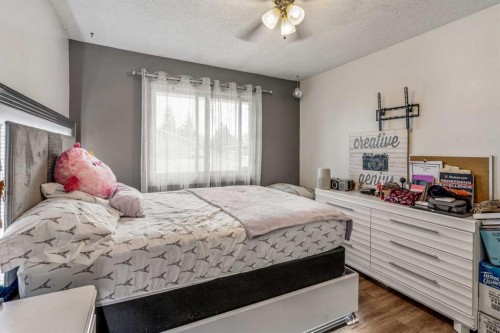 7-1739 St Edward Boulevard North, Lethbridge, AB - Indoor Photo Showing Bedroom