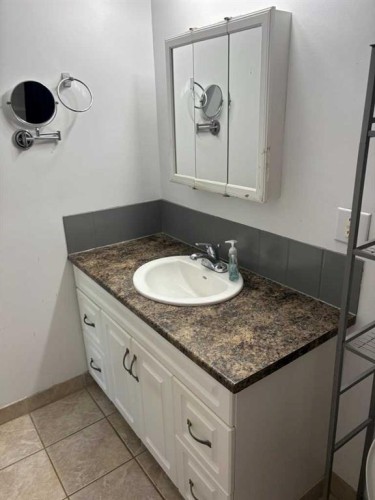 7-1739 St Edward Boulevard North, Lethbridge, AB - Indoor Photo Showing Bathroom