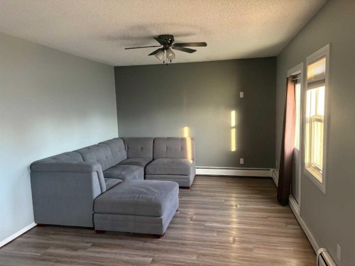 7-1739 St Edward Boulevard North, Lethbridge, AB - Indoor Photo Showing Living Room