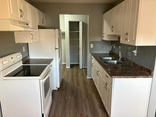 7-1739 St Edward Boulevard North, Lethbridge, AB - Indoor Photo Showing Kitchen With Double Sink