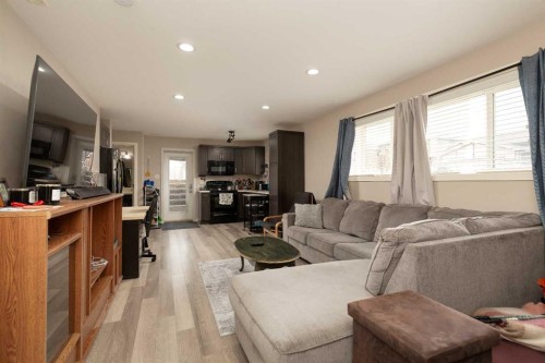 247 Blackwolf Way North, Lethbridge, AB - Indoor Photo Showing Living Room