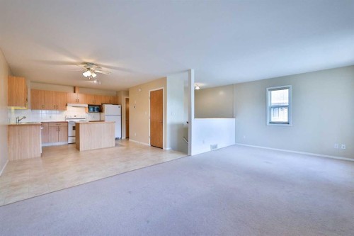 1-43 Highlands Place West, Lethbridge, AB 