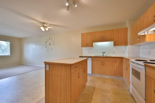 1-43 Highlands Place West, Lethbridge, AB 