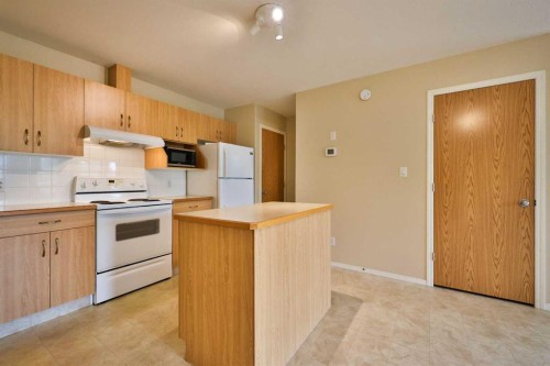 1-43 Highlands Place West, Lethbridge, AB 